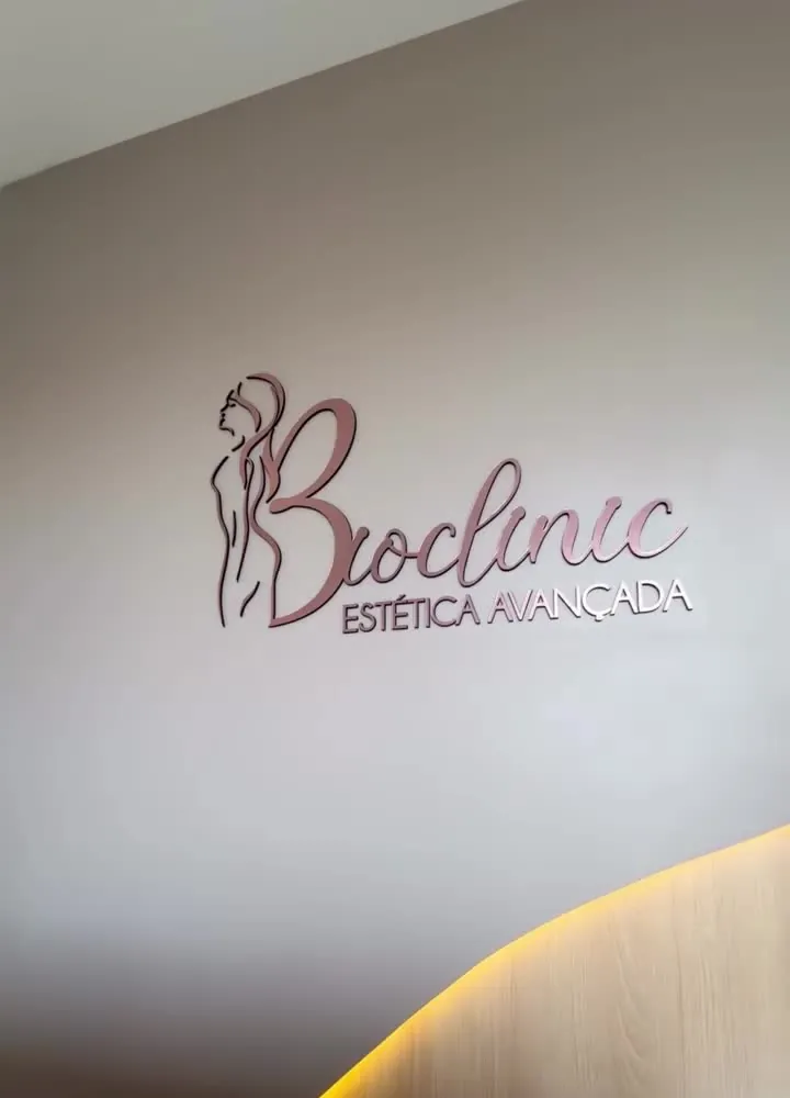 Parede da recepção com o logo da Bioclinic e a faixa de luz dourada